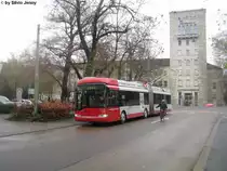 Solaris Nr. 171 am 24.11.09 beim Obertor. Beim Obertor befindet sich ebenfalls der Hauptsitz der AXA Winterthur, dessen prunkvolles Geb�ude zur Haltestelle hin�berstrahlt.