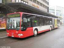 Nachdem den Citaros 321-323 die Kassen ausgebaut wurden, knnen sie nur noch auf den Stadtlinien eingesetzt werden. Dazu gehrt Mo-Fr auch die Linie 7, auf der Der Citaro 323 am 24.11.09 im Einsatz ist. Da ein Passagier mit Rollstuhl einsteigen wollte, musste der Chauffeur beim Hauptbahnhof mit der Rampe zur Hilfe gehen.