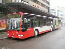 Nachdem den Citaros 321-323 die Kassen ausgebaut wurden, k�nnen sie nur noch auf den Stadtlinien eingesetzt werden. Dazu geh�rt Mo-Fr auch die Linie 7, auf der Der Citaro 323 am 24.11.09 im Einsatz ist. Da ein Passagier mit Rollstuhl einsteigen wollte, musste der Chauffeur beim Hauptbahnhof mit der Rampe zur Hilfe gehen.