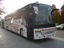 Ein Setra S 417 GT-HD parkt am Mercedes-Museum in Stuttgart am 31.10.2009