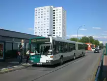Mercedes-Benz O 405 N (Niederflur-Stadtversion) auf der Linie 693 nach Hermannswerder K�sselstra�e an der Haltestelle Am Stern Johannes-Kepler-Platz.
