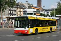 SWB 0405 (BN SW 4363) mit Werbung fr Huk Coburg Versicherungen.
Aufgenommen mit der Linie 610 nach Duisdorf Bf vor dem HBF Bonn am 28.6.2009.