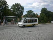 Volkswagen-Kleinbus auf der Linie 708 am Bahnhof Ludwigsfelde.