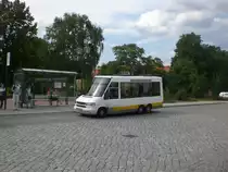 Volkswagen-Kleinbus auf der Linie 708 am Bahnhof Ludwigsfelde.