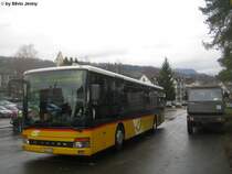 Setra S315NF SG 273 337 ''Laupen'' (Regie Uznach) am 26.11.09 in Eschenbach SG, Dorftreff. Neben dieser Haltestelle befindet sich eine militrische Unterkunft, wo an diesem Tag ein WK-Trupp war. Die WK-Soldaten nehmen es aber nicht so genau, mit dem verstecken von Fahrzeugen, deshalb mssen sich die Busse in Eschenbach sehr oft um die Duro's schlngeln...