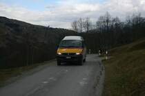 Regie Ilanz GR 34'889 (Toyota Hiace 4x4, 2002) am 26.11.2009 zwischen Pruastg und Surin. Im Hintergrund der Zielort Lumbrein.