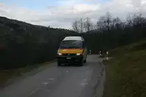 Regie Ilanz GR 34'889 (Toyota Hiace 4x4, 2002) am 26.11.2009 zwischen Pruastg und Surin. Im Hintergrund der Zielort Lumbrein.