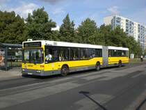 Mercedes-Benz O 405 N (Niederflur-Stadtversion) als SEV fr die Straenbahnlinie M8 zwischen S-Bahnhof Springphul und Ahrensfelde an der Haltestelle Marzahn Jan-Petersen-Strae.