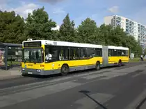Mercedes-Benz O 405 N (Niederflur-Stadtversion) als SEV f�r die Stra�enbahnlinie M8 zwischen S-Bahnhof Springphul und Ahrensfelde an der Haltestelle Marzahn Jan-Petersen-Stra�e.
