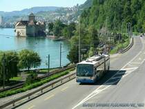 Van Hool AG 300 T Nr. 9 der VMCV bei Grandchamp. Im Hintergrund das ber�hmte Schloss Chillon.