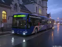 VZO Nr. 108 (Mercedes CitaroII O530G) beim Bhf. Rapperswil. Die CitaroII mit TFL sind so programmiert, dass wenn der Motor l�uft, aber das Licht ausgeschaltet ist, das TFL automatisch kommt. Da der Chauffeur beim Wagen 108 bei der Ankunft in Rapperswil das Licht vor dem Motor ausgeschaltet hat, kamen die weissen LED-TFL sehr gut zur Geltung. Fahren mit dieser Beleuchtung ist bei einsetzender D�mmerung nicht erlaubt, da andere Verkehrsteilnehmer zu sehr geblendet werden.