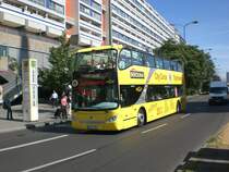Volvo-Doppeldecker Sightseeing-Bus an der Haltestelle Mitte Spandauer Strae/Marienkirche.
