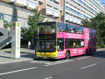 MAN Lion's City DD (Doppelstock) auf der Linie 200 nach S+U Bahnhof Zoologischer Garten an der Haltestelle Mitte Spandauer Strae/Marienkirche.