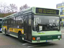 Der NVG-Wagen 247, ein MAN Niederflurbus der 1. Generation steht am 2.12.09 abgestellt in der Lindenallee in Neunkirchen.