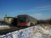 Schnee im Rheinland und Ruhrgebiet am 11.1.2009.Und mitten drin 8903 einer von drei berlandbussen der Rheinbahn, der hier an der Mlheimer Endhaltestelle Saarner Kuppe der Linie 133 steht. Deutlich gekenzeichnet von der Fahrt ber gestreute Straen zwischen der Rheinmetropole Dsseldorf und der Ruhrgebietsstadt Mlheim. Denn dieser Bus der Rheinbahn fuhr zuvor die Linie 752 von Dsseldorf HBF nach Mlheim HBF.Ab dort gehts dann Sonntags mit dem Rheinbahnbus auf die Mlheimer Linie 133. So lassen sich Rheinbahnbusse auch mal auf ungewhnlichen Territorium der Mlheimer Verkehrsgesellschaft blicken.