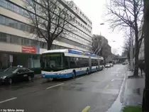 Nachdem die Fussball EM 2008 nun schon l�nger Geschichte ist, genau so lange ist der EM-Bus mit der VW Werbung bei der VBZ Geschichte. Seither l�uft das Lightram Nr. 63 wieder im gewohnten weiss-blau durch die Strassen Z�richs, hier am 1.12.09 bei der Haltestelle Luggwegstr.