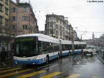Lightram Nr. 62 am 1.12.09 beim Central, am befahren der vielen engen Kurven. Am schnsten ist es, wenn man dann zu hinterst im Fahrzeug sitzt und de 24.7m langen Koloss bestaunen kann, wie er die 180 Kurven befhrt.