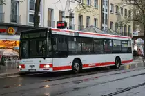 SWN 421 (NE SW 421) an der Schwannstr in Neuss am 28.11.2009 mit der Linie 842 zum Rheinpark Center.