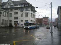 VBZ Nr. 593 (Mercedes O405G) am 1.12.09 unter dem Farhelitungschaos vor dem Tramdepot Kalkbreite. Dieser Wagen erhielt vor kurzem noch eine LCD-Anzeige. Bis dahin, war der 593 der einzige O405G mit einer weiss-schwarzen Matrix Anzeige.