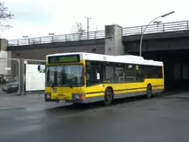 MAN Niederflurbus 1. Generation auf der Linie 245 an der Haltestelle Hertzallee.