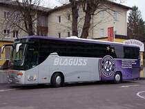 SETRA;S415GT-HD der Fa.Blaguss erwartet die Mannschaft des Fu�ballklubs Austria-Wien vorm Hotel in Ried i.I.;091206