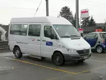 asm - Mercedes Kleinbus Nr.10  BE 378895 bei der Haltestelle neben dem Bahnhof Niederbipp am 06.12.2009