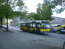 Mercedes-Benz O 405 N (Niederflur-Stadtversion) auf der Linie 110 nach U-Bahnhof Oskar-Helene-Heim an der Haltestelle Hertzallee.