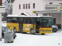 Postauto - Setra GR 37589 bei der Haltestelle vor dem Bahnhof Zernez am 04.12.2009 