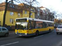 Mercedes-Benz O 405 (Hochflur-Stadtversion) auf der Linie 122 nach Waidmannslust Titiseestrae am U-Bahnhof Paracelsus-Bad.