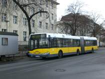 Solaris Urbino auf der Linie M45 nach Spandau Johannesstift an der Haltestelle Hertzallee.