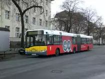 Solaris Urbino auf der Linie 200 nach Prenzlauer Berg Michelangelostra�e an der Haltestelle Hertzallee.