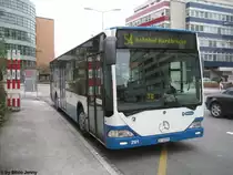 VBZ Nr. 291 (Mercedes Citaro O530) am 17.12.09 beim Bhf. Altstetten Nord. Dieser Wagen wurde vor ca. einem Jahr von den VZO �bernommen. Die Linie 54 kann derzeit auch als ''Baustellen''-Linie bezeichnet werden, kaum eine Stelle, wo man keine rot-weissen Absperrbalken sieht, wie links im Bild zu sehen ist.
