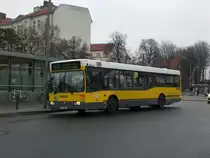 Mercedes-Benz O 405 N (Niederflur-Stadtversion) auf der Linie M27 nach S+U Bahnhof Jungfernheide am S+U Bahnhof Pankow.