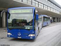 Die Gratiszeitung 20Minuten ist nicht nur bei den Pendlern beliebt. Auch bei den Chauffeuren dient die 20Min hufig als Pausenvertreib. So auch bei diesem Chauffeur des Citaro Nr. 26 am 17.12.09 beim Bhf. Uster. Aufbewahrt wird die Zeitung meistens auf der Ablage hinter Frontscheibe...