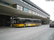 Postauto/PU Ryffel Nr. 057 (Setra S319NF) am 17.12.09 beim Bhf. Uster. Obwohl sich die Setras nicht sehr gut fr Dachwerbung eignen, erhielt die der Nr. 057 eine ZVV-Werbung des aktuellen Slogans: ''Damit du da bist...''