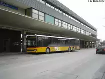 Postauto/PU Ryffel Nr. 057 (Setra S319NF) am 17.12.09 beim Bhf. Uster. Obwohl sich die Setras nicht sehr gut f�r Dachwerbung eignen, erhielt die der Nr. 057 eine ZVV-Werbung des aktuellen Slogans: ''Damit du da bist...''
