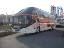 Der Starliner der Fa. Hartmann-Reisen macht ein gutes Bild aufgenommen in Herrenberg-Gltstein am 03.12.2009.