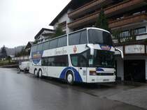 In Jungholz/Tirol parkt ein Doppeldecker vor dem Hotel.