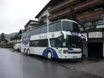 In Jungholz/Tirol parkt ein Doppeldecker vor dem Hotel.