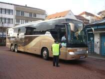 Ein englischer Setra S 416 GT/HD, mit rechts Steuerung, in Ulm auf dem Parkplatz vor dem Mnster am 08.12.2009