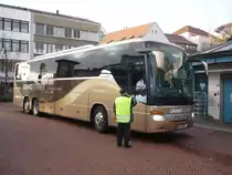 Ein englischer Setra S 416 GT/HD, mit rechts Steuerung, in Ulm auf dem Parkplatz vor dem M�nster am 08.12.2009