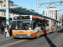 TPG - Mercedes O 405 GN  Nr.201 GE 96456 unterwegs auf der Linie 1 in der Stadt Genf am 11.12.2009