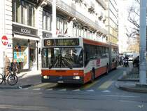 TPG - Mercedes O 405 GN  Nr.207 GE 96561 unterwegs auf der Linie 8 in der Stadt Genf am 11.12.2009