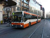 TPG - Mercedes O 405 GN  Nr.211 GE 96672 unterwegs auf der Linie 20 in der Stadt Genf am 11.12.2009