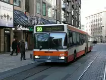 TPG - Mercedes O 405 GN  Nr.224 GE 96344 unterwegs auf der Linie 20 in der Stadt Genf am 11.12.2009