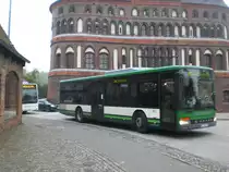 Setra S 300er-Serie NF auf Betriebsfahrt an der Haltestelle Holstentorplatz. 