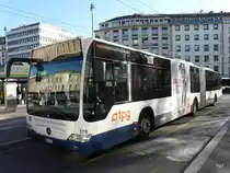TPG - Mercedes Citaro Nr.179 GE 960563 bei den Haltestellen vor dem Bahnhof Genf am 11.12.2009