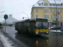 Mercedes-Benz O 405 N (Niederflur-Stadtversion) auf der Linie 284 nach S-Bahnhof Lichterfelde S�d am S-Bahnhof Lichterfelde Ost.