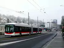 Hess Doppelgelenkbus 194 auf der Linie 4 in der St. Leonhardstrasse am 24.12.09.
Im Hintergrund ein MAN Lionscity Gelenkbus und 2 Stadler Triebz�ge der Appenzellerbahnen. 