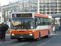 TPG - Mercedes O 405 Nr.594 GE 96134 unterwegs auf der Linie 1 bei den Haltestellen vor dem Bahnhof Genf am 11.12.2009